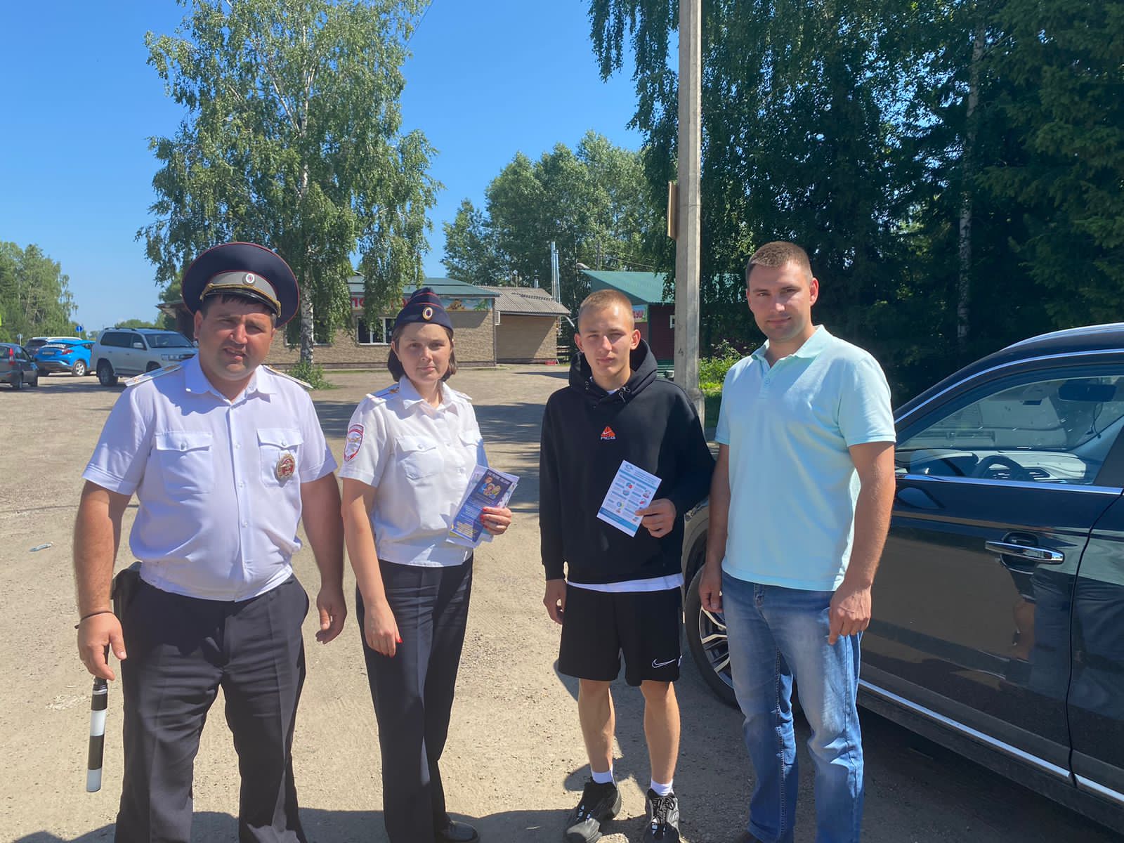 Сотрудники ГИБДД Казачинского района проводят беседы с водителями в местах отдыха на автодорогах.