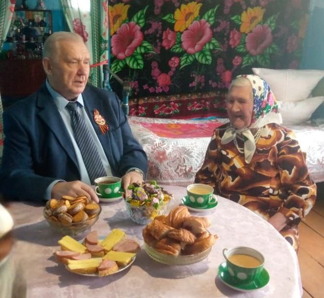 Накануне Дня Победы глава Казачинского района Юрий Озерских посетил вдов ветеранов Великой Отечественной войны, тружениц тыла.