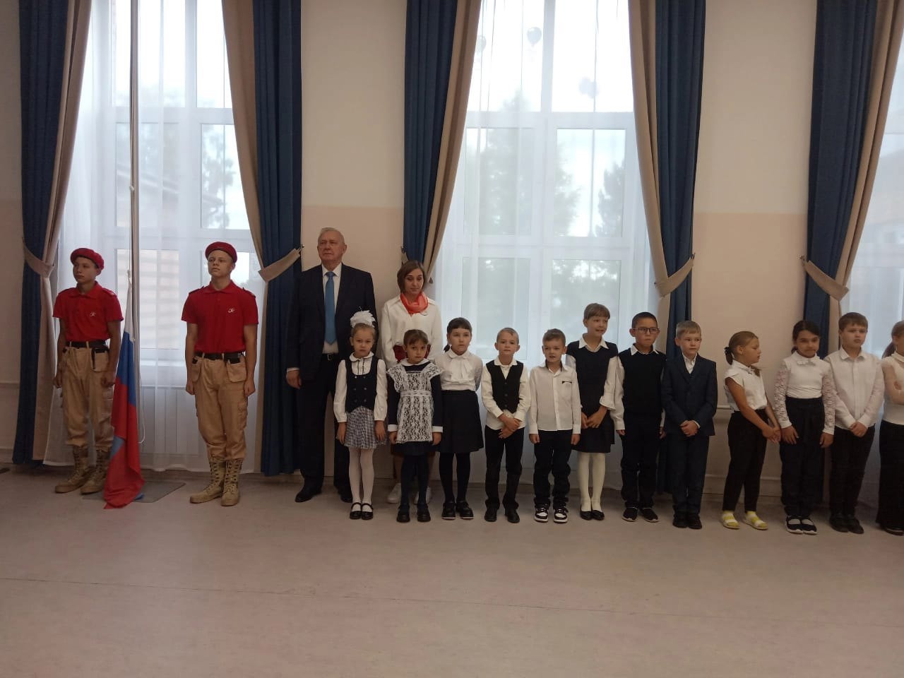 Каждый понедельник в школах начинается с церемония поднятия государственного флага и исполнение гимна России, а так же с уроков «Разговоры о важном».