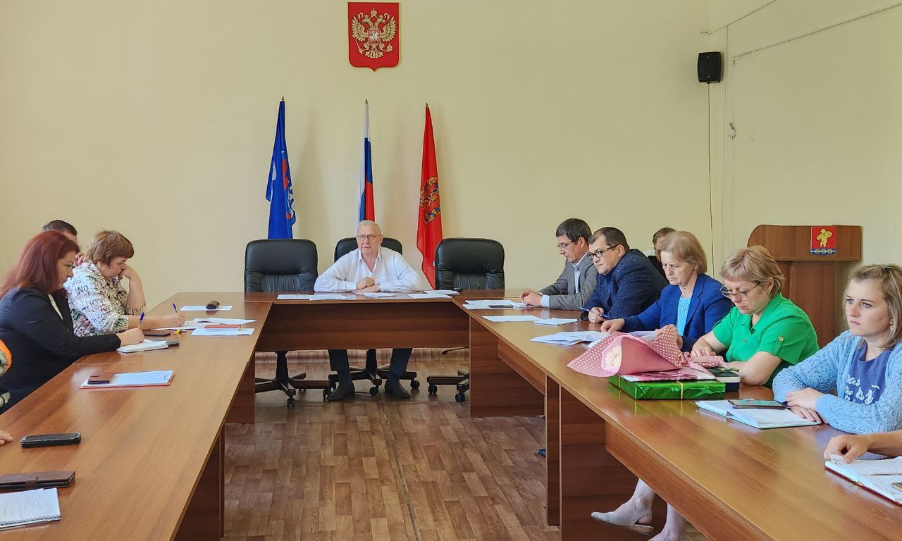 Глава района Юрий Озерских провел еженедельное совещание по основным вопросам жизнедеятельности.