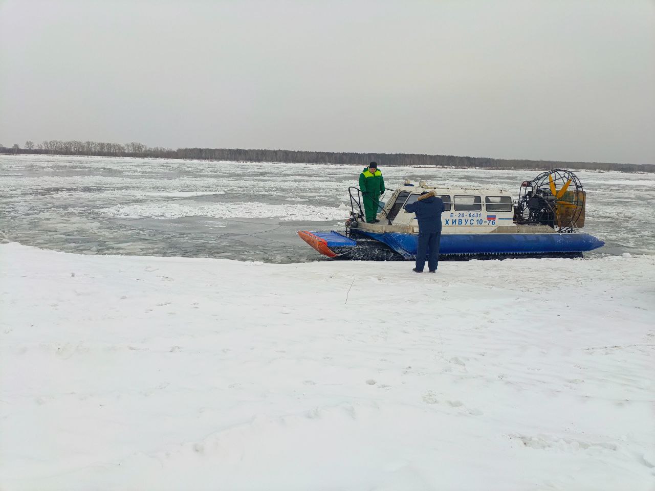 Возобновило работу судно на воздушной подушке.