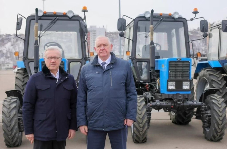 Губернатор Красноярского края Александр Усс вручил ключи от новых тракторов "Беларус".