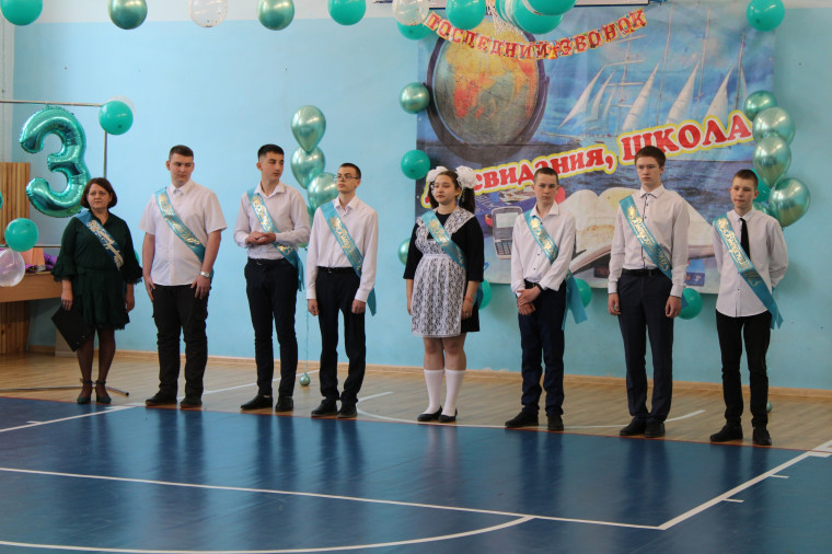 Для выпускников школ Казачинского района прозвенели последние звонки и прошли торжественные линейки.