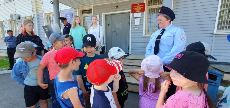 Сотрудники полиции провели экскурсию для воспитанников летнего пришкольного лагеря.