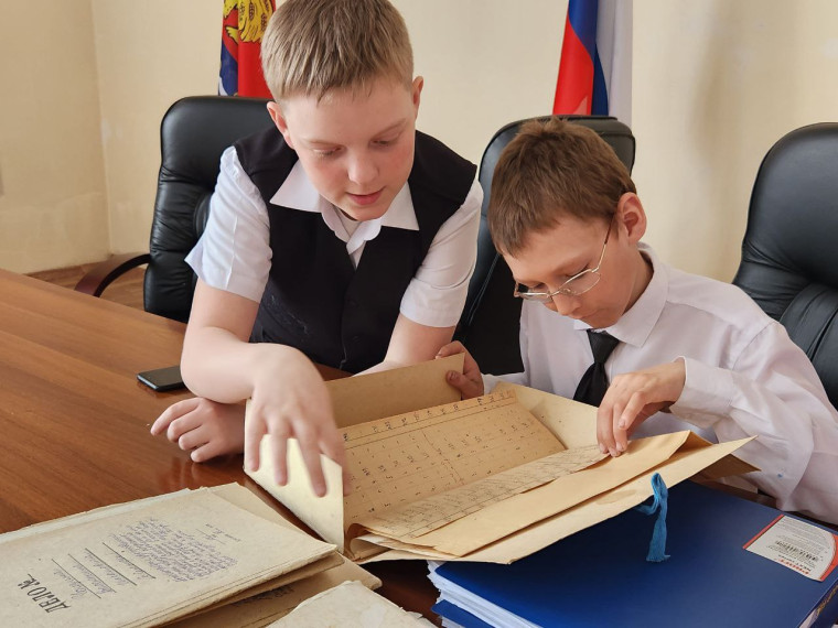 Экскурсия по муниципальному архиву Казачинского района для учащихся Челноковской средней общеобразовательной школы.