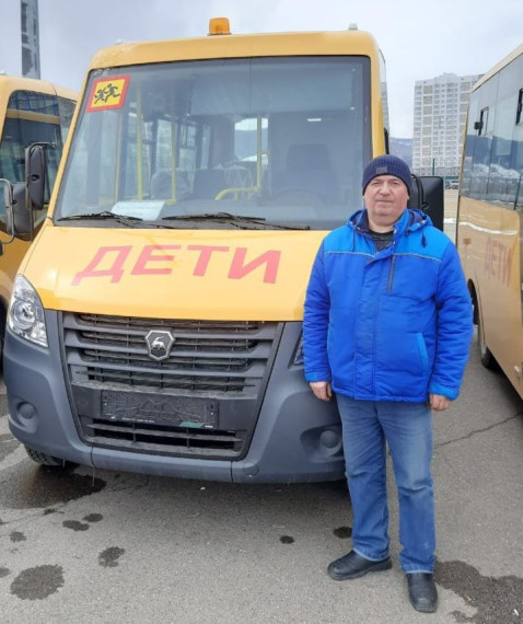 Глава района Юрий Озерских получил ключи от нового школьного автобуса.